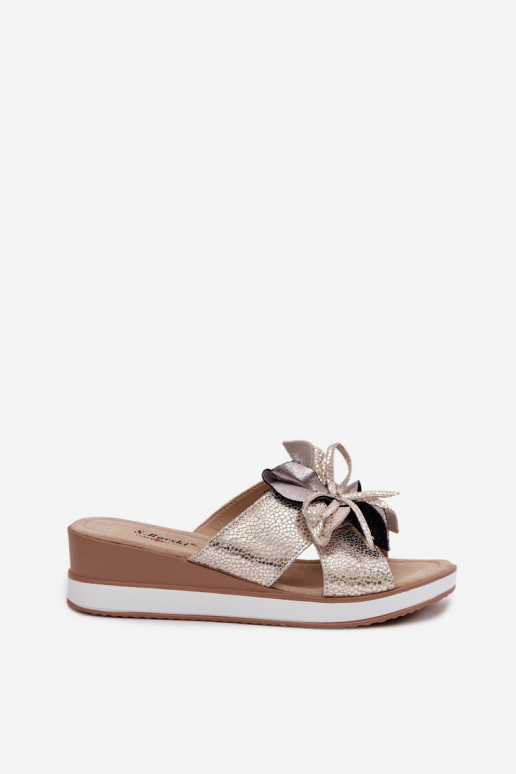 Chinelos de couro com uma plataformaDekoracyjnym Uma flor S.Barski GR61-5989 cor dourada