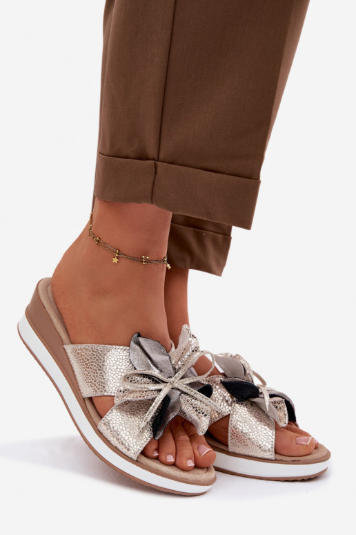 Chinelos de couro com uma plataformaDekoracyjnym Uma flor S.Barski GR61-5989 cor dourada