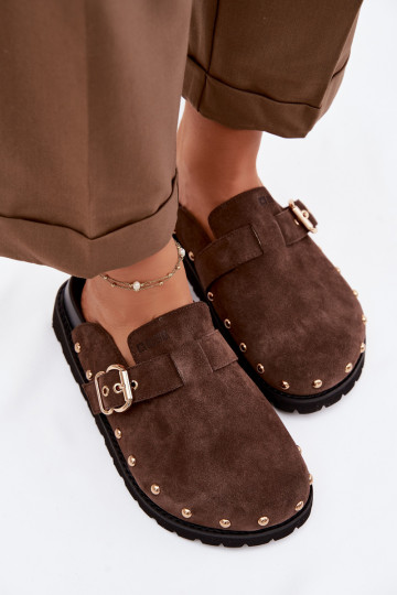 Chinelos de camurça com plataforma, rebites e fivelas Big Star TT274952 cor chocolate