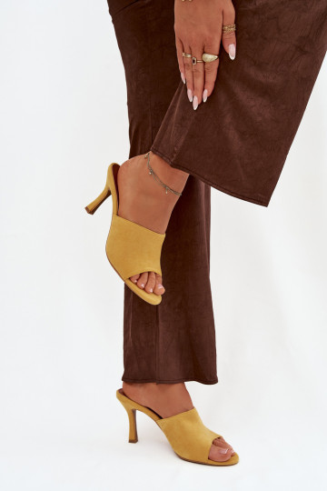 Chinelos femininos com salto finode camurça ecológicau cor amarela Isolia 2