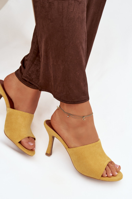 Chinelos femininos com salto finode camurça ecológicau cor amarela Isolia