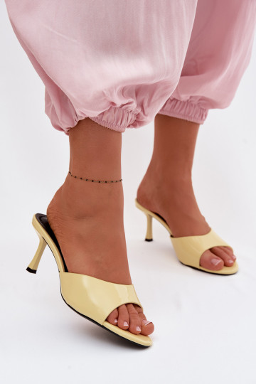 com efeito verniz ChinelosImitacji Skóry com salto fino cor amarela Melissea