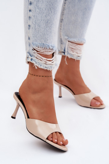 com efeito verniz ChinelosImitacji Skóry com salto fino bege Melissea