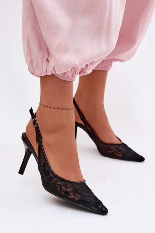 com motivos de renda grade sandálias com salto fino cor preta Tem que servia