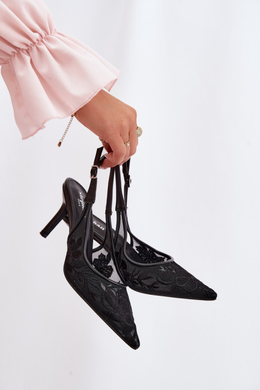 com motivos de renda grade sandálias com salto fino cor preta Tem que servia