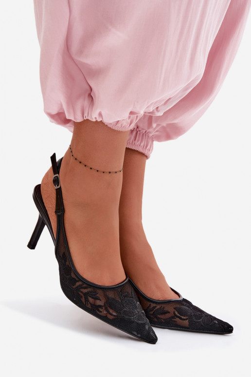 com motivos de renda grade sandálias com salto fino cor preta Tem que servia