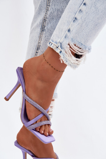 Chinelos femininos com salto fino Tiras com olhos brilhantes Cor violeta Karima 2