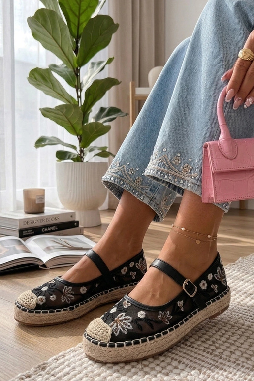 Espadrilhas pretas decoradas com...