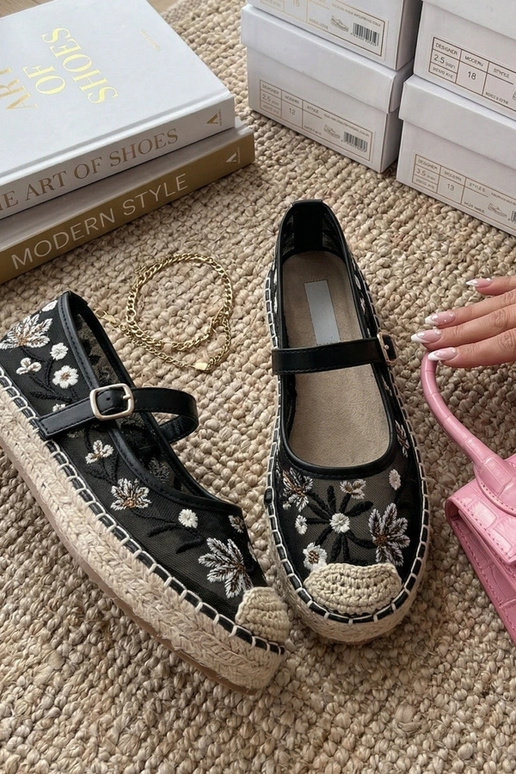 Espadrilhas pretas decoradas com...