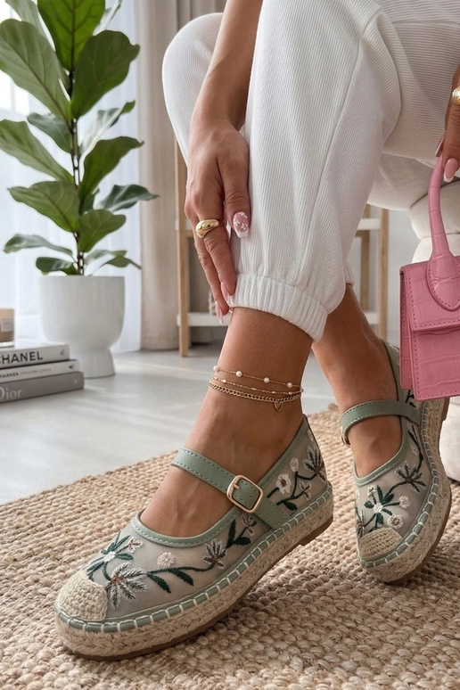 Espadrilhas verdes decoradas com...