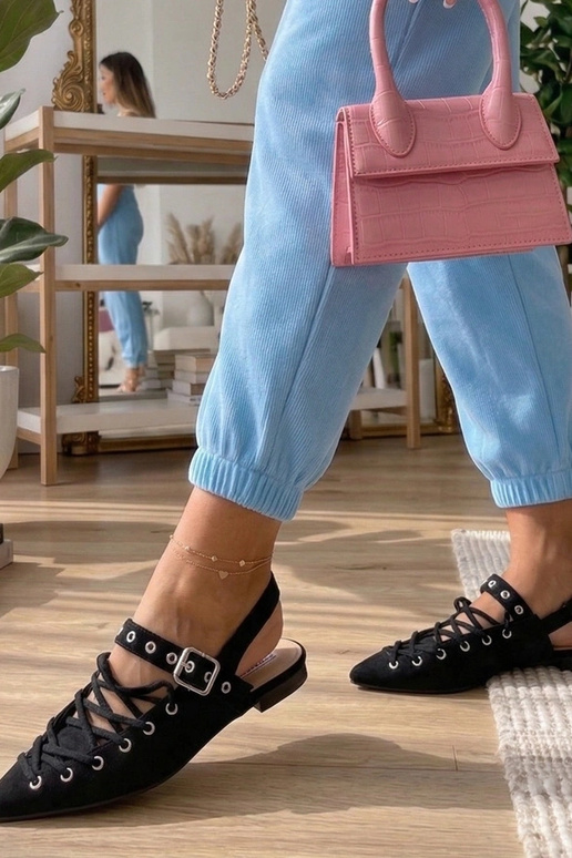 Sapatilhas pretas com calcanhar...