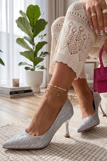 Sapatos de salto alto prateados com acabamento brilhante Gwyneira