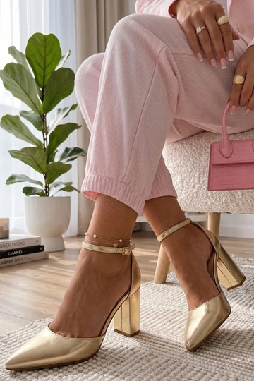 Saltos altos dourados em...