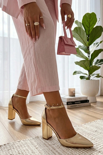 Saltos altos dourados em... 2