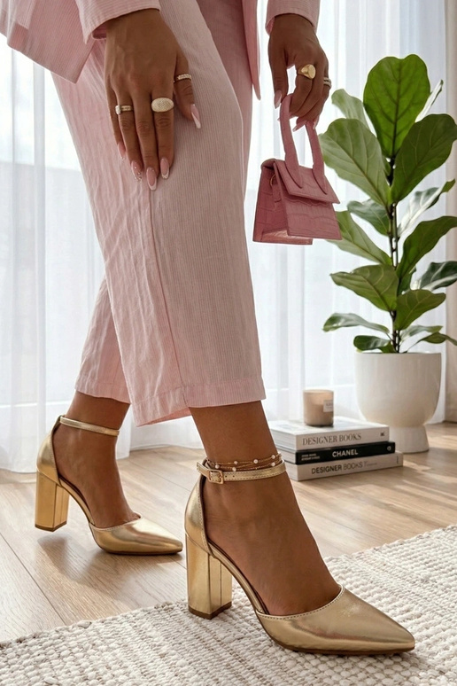 Saltos altos dourados em coluna Audrey