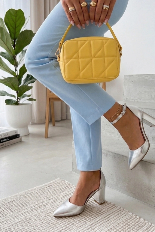 Saltos altos prateados em coluna Audrey