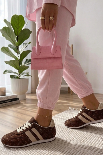 Tênis marrons decorados com... 2