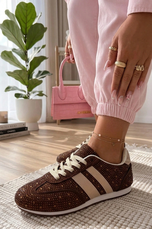 Tênis marrons decorados com pedras de...