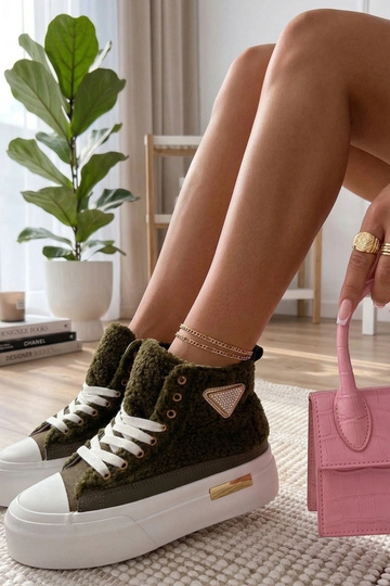 Tênis verdes felpudos com...