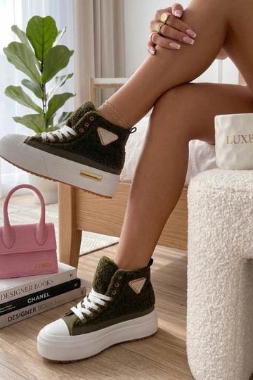 Tênis verdes felpudos com... 2