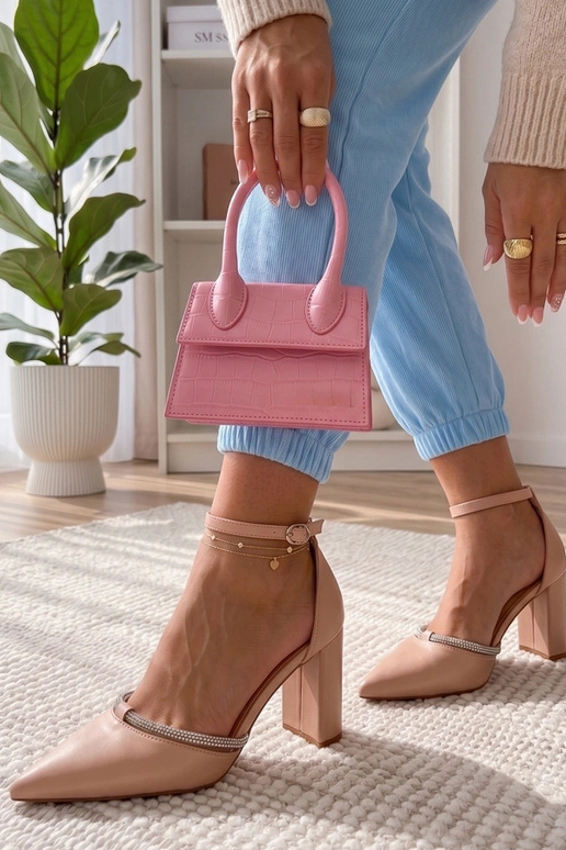 Sapatos em tom areia com zircônias...