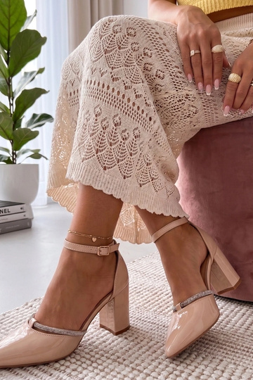 Sapatos em tom areia com acabamento brilhante e zircônias Victoria