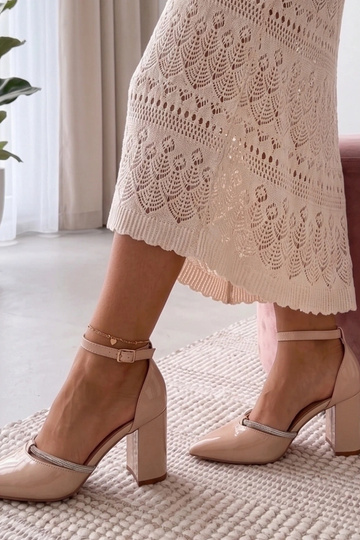 Sapatos em tom areia com acabamento brilhante e zircônias Victoria 2