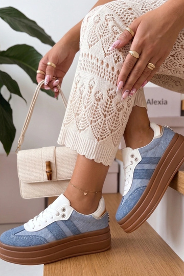 Tênis azuis com plataforma...