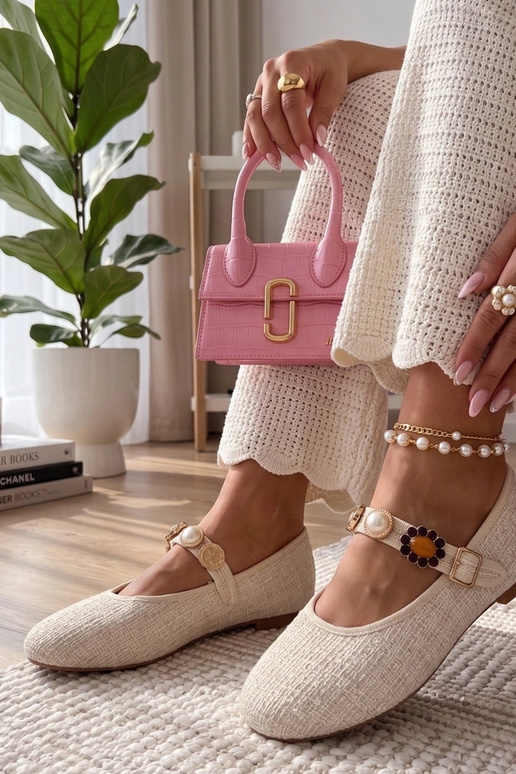 Bailarinas em tom areia com tira...