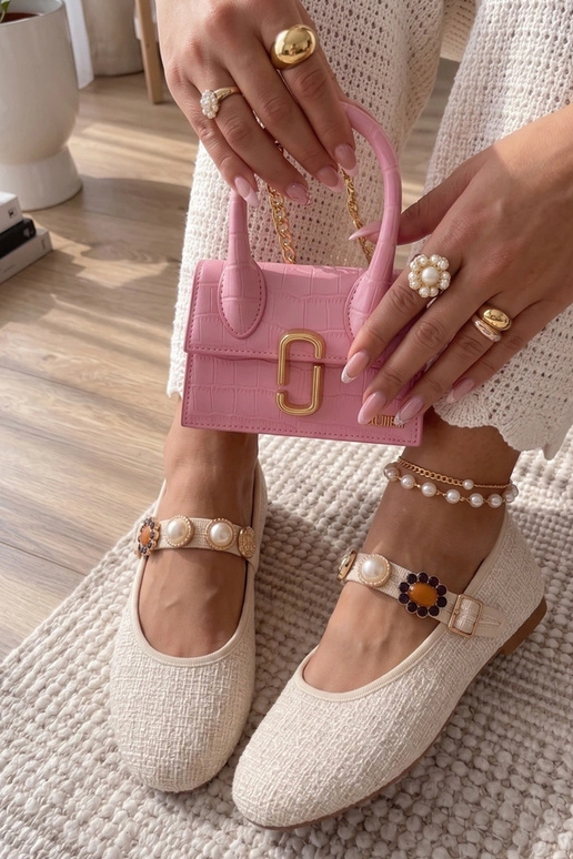 Bailarinas em tom areia com tira...