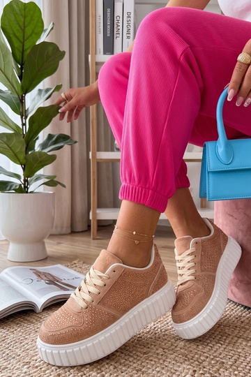 Tênis em tom areia com...