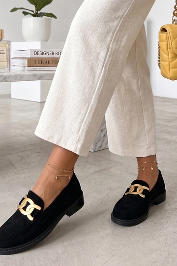 Mocassins pretos com fivela decorativa Leopoldyna