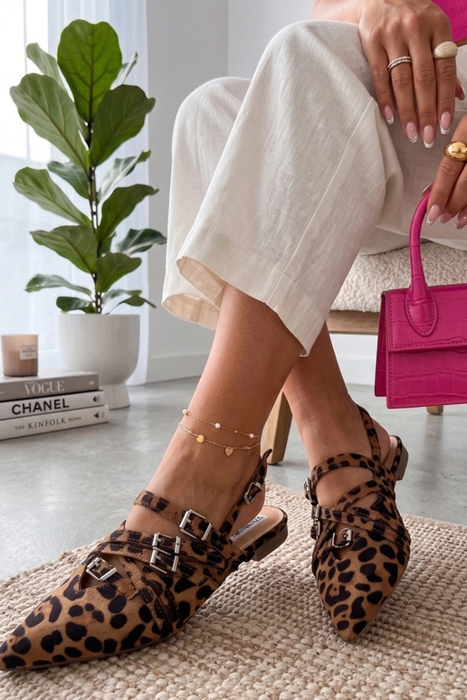 Bailarinas com estampa de leopardo e calcanhar aberto, decoradas com fitas Theodora