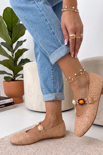 Bailarinas de cor areia com...