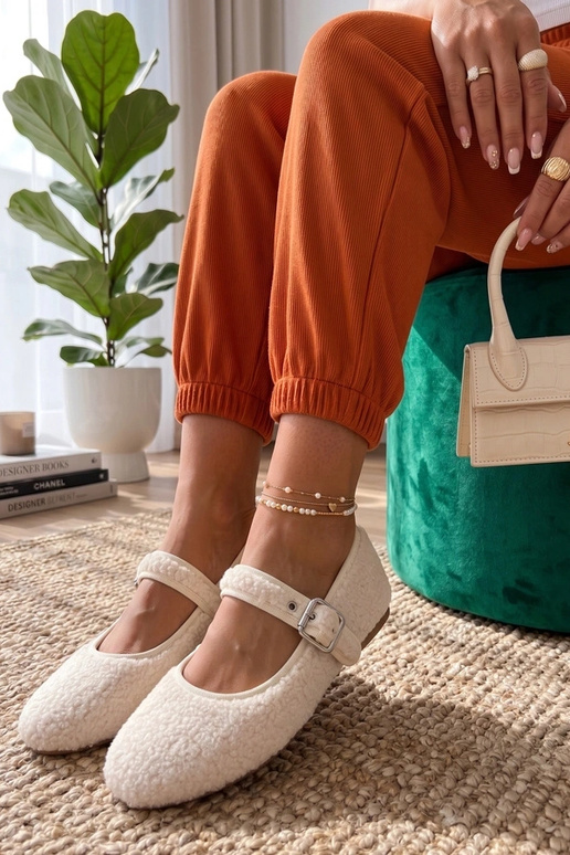 Bailarinas brancas peludas com tira...