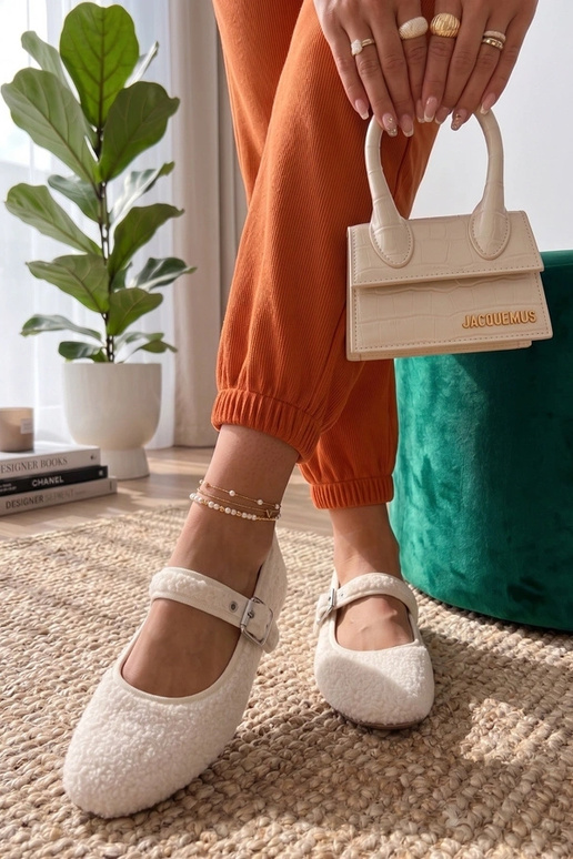 Bailarinas brancas peludas com tira...