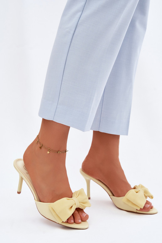 Chinelos femininos com saltos finos e laços na cor amarela Jelessa