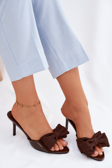 Chinelos femininos com saltos finos e laços na cor chocolate Jelessa