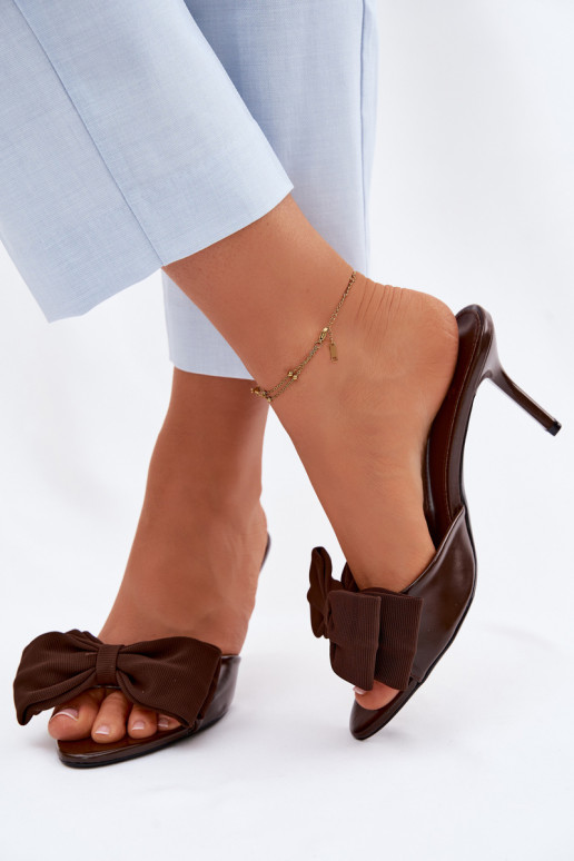 Chinelos femininos com saltos finos e laços na cor chocolate Jelessa