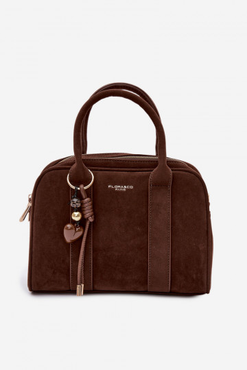 Bolsa tipo mala de camurça sintética com chaveiros chocolate Sorielle