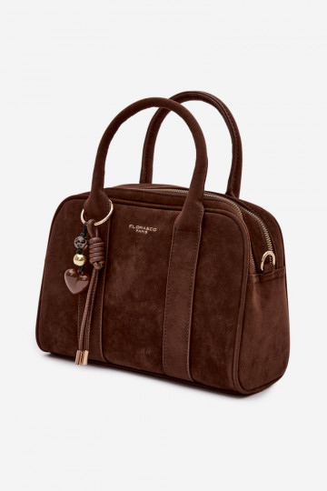 Bolsa tipo mala de camurça sintética com chaveiros chocolate Sorielle 2
