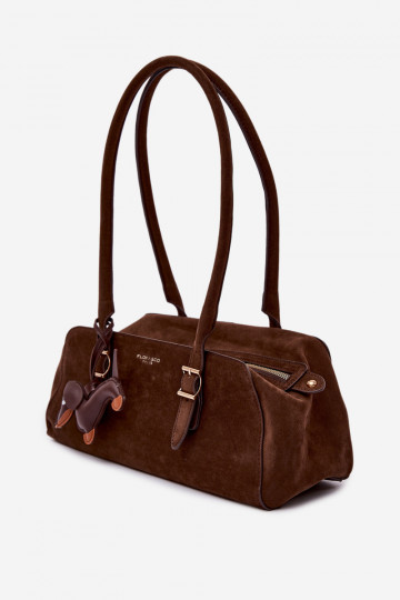 Bolsa de camurça sintética com pingente cor chocolate Noely 2