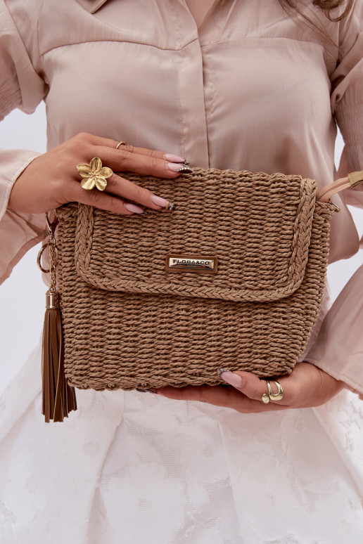 Uma bolsa pequena Typu Carteiro com elementos abertos Tem que serrrom Tamara