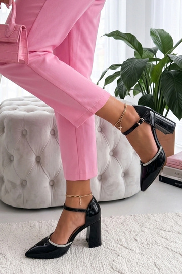 Mocassins pretos em verniz... 2