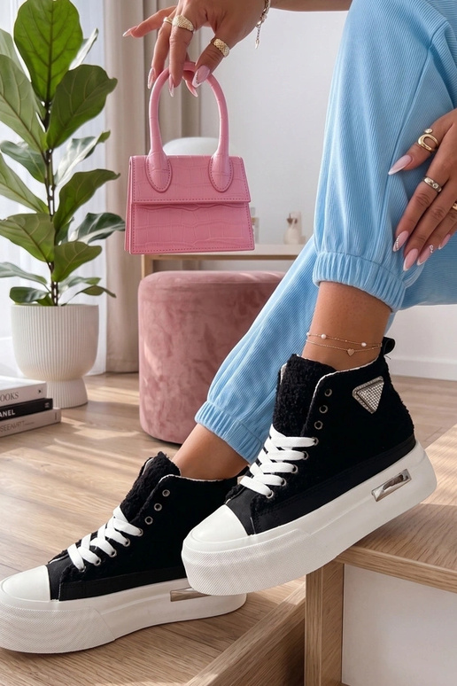 Ténis pretos com pelo e zircônias...