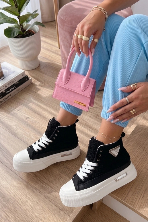 Ténis pretos com pelo e zircônias...