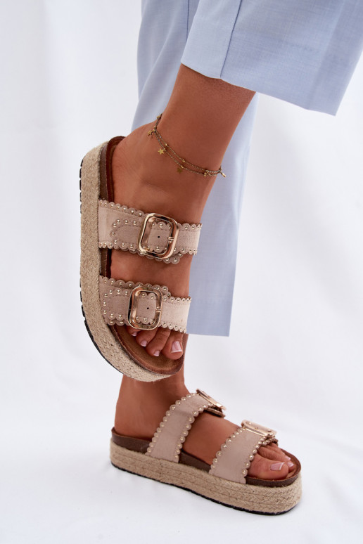 Chinelos femininos com uma plataforma Com trança cor dourada com fivelas I com rebites bege