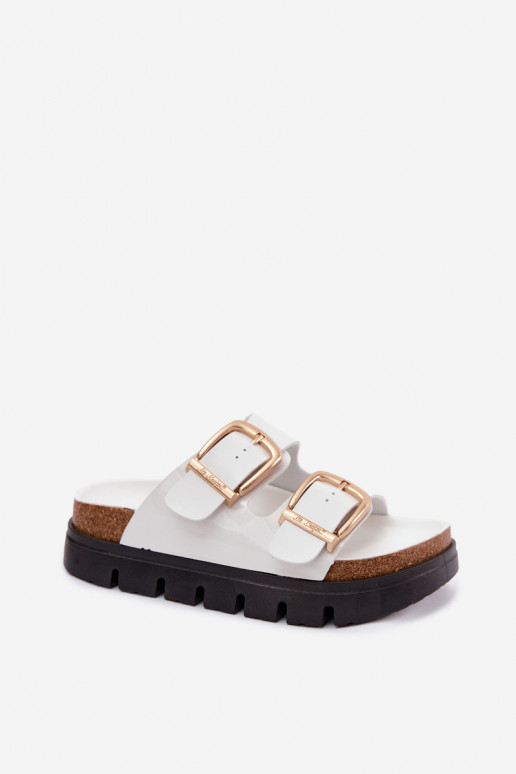 Chinelos brancos envernizados com plataforma e fivelas douradas Lee Cooper LCIN-26-35-4460L