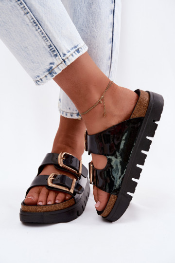 com efeito verniz Chinelos femininos com uma plataforma Ze cor douradami com fivelasmi Lee Cooper LCEM-26-35-4459L cor preta 2