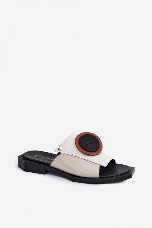 Chinelos de couro femininos nas cores areia e preto com design geométrico Tai turiciejka K7479-01